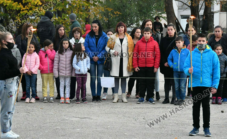 Заря, рецитал и факли в „Любен Каравелов“ за Деня на народните будители