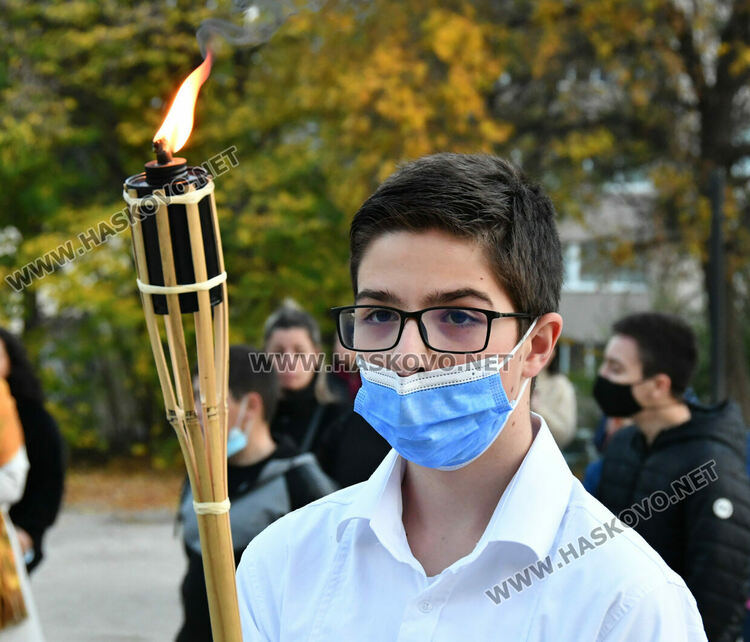 Заря, рецитал и факли в „Любен Каравелов“ за Деня на народните будители