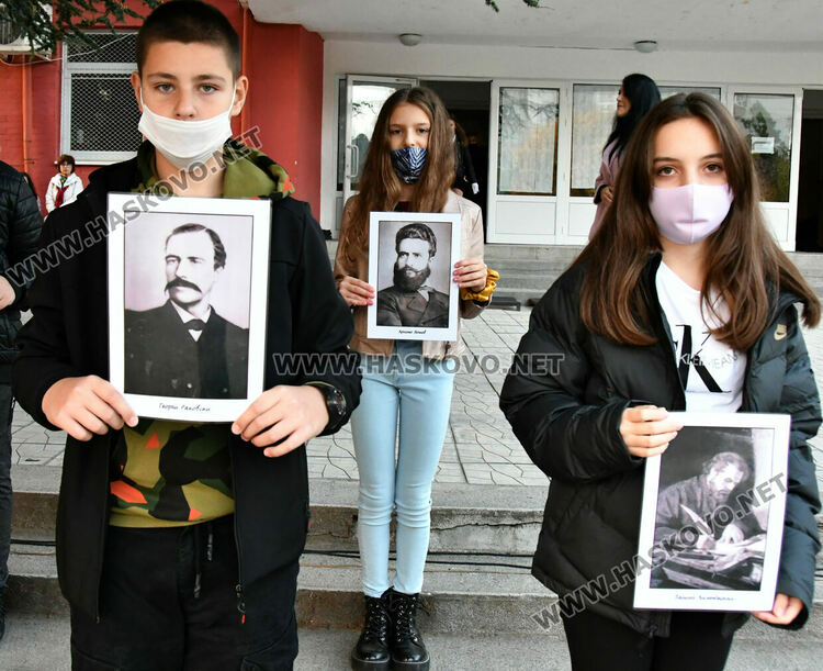 Заря, рецитал и факли в „Любен Каравелов“ за Деня на народните будители