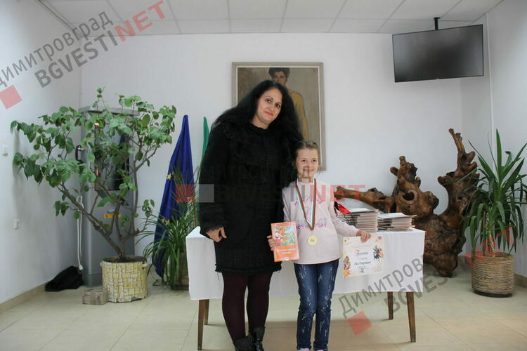 Наградиха отличените деца в Общинския конкурс за детска рисунка по българска народна приказка