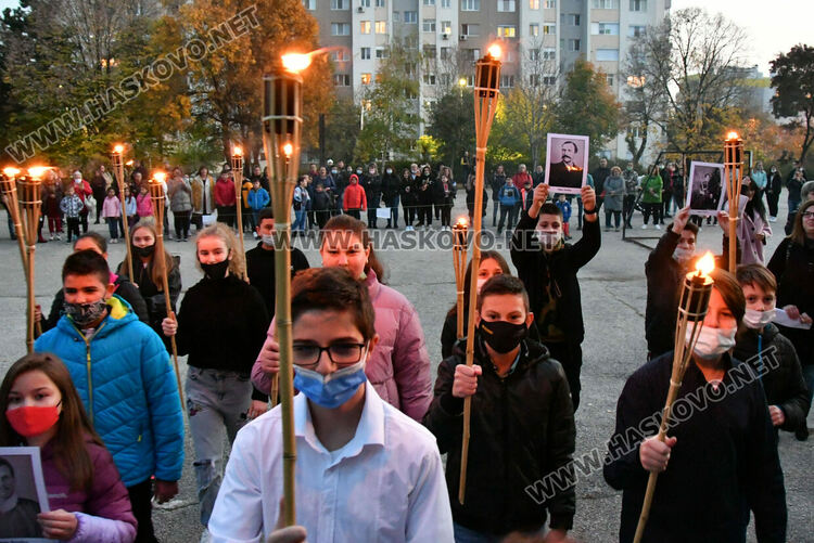 Заря, рецитал и факли в „Любен Каравелов“ за Деня на народните будители