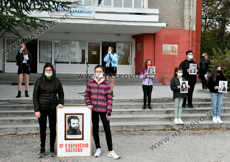 Заря, рецитал и факли в „Любен Каравелов“ за Деня на народните будители