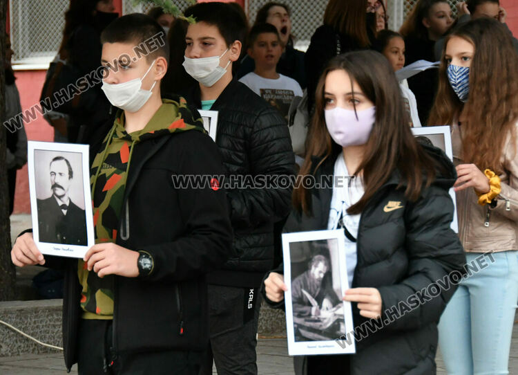 Заря, рецитал и факли в „Любен Каравелов“ за Деня на народните будители