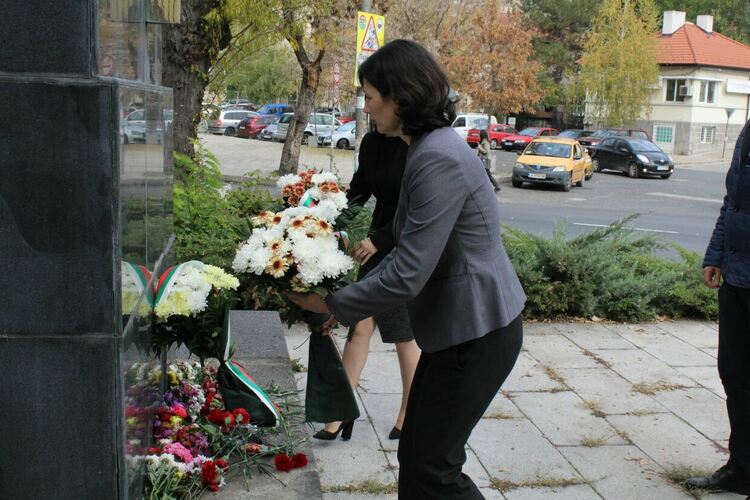 Цветя на признателност към делото на народните будители в Хасково
