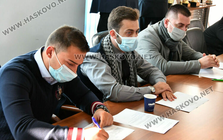 От днес започва подаването за гласуване на хората под карантина на изборите 2 в 1