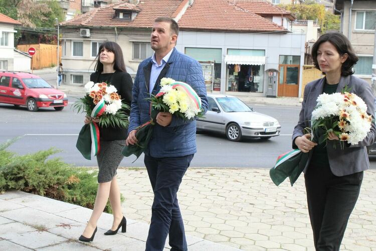 Цветя на признателност към делото на народните будители в Хасково