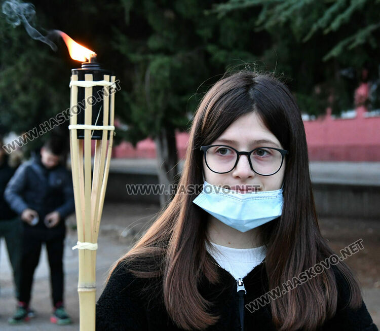 Заря, рецитал и факли в „Любен Каравелов“ за Деня на народните будители
