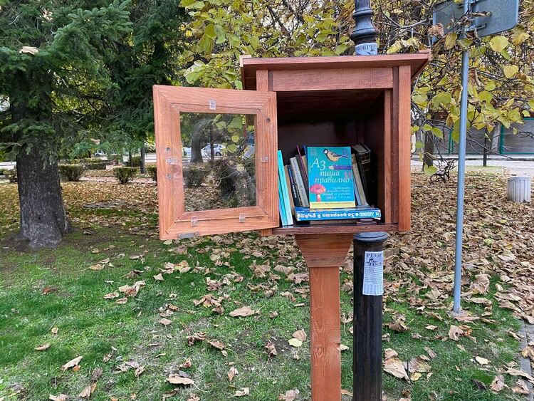 За Деня на будителите младежи от ГЕРБ-СДС реставрираха и изпълниха с книги библиотеките на открито в Димитровград