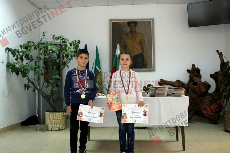 Наградиха отличените деца в Общинския конкурс за детска рисунка по българска народна приказка