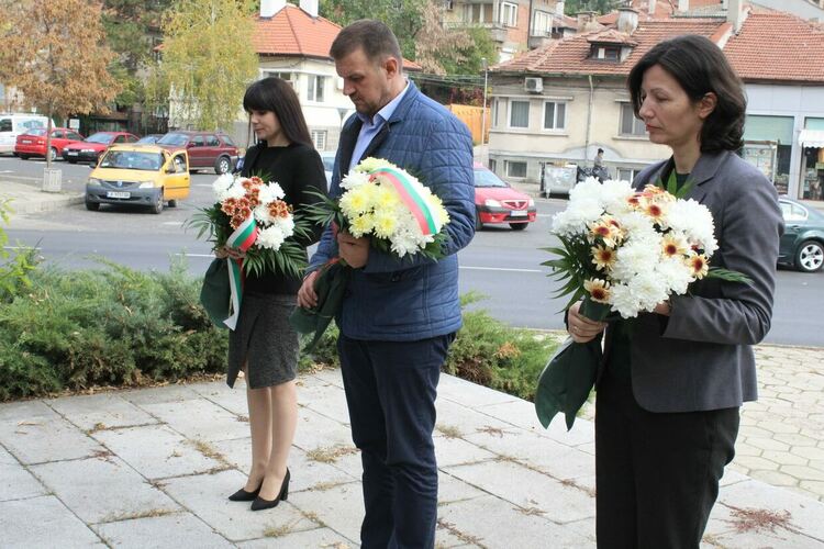 Цветя на признателност към делото на народните будители в Хасково