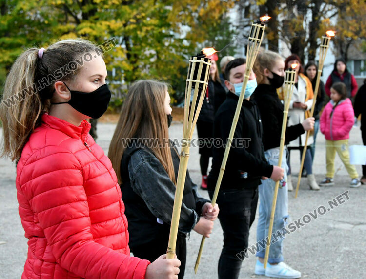 Заря, рецитал и факли в „Любен Каравелов“ за Деня на народните будители