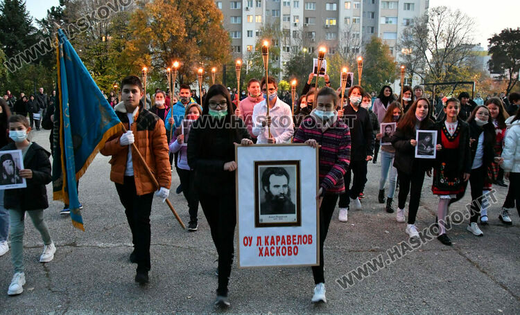 Заря, рецитал и факли в „Любен Каравелов“ за Деня на народните будители