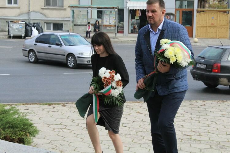 Цветя на признателност към делото на народните будители в Хасково