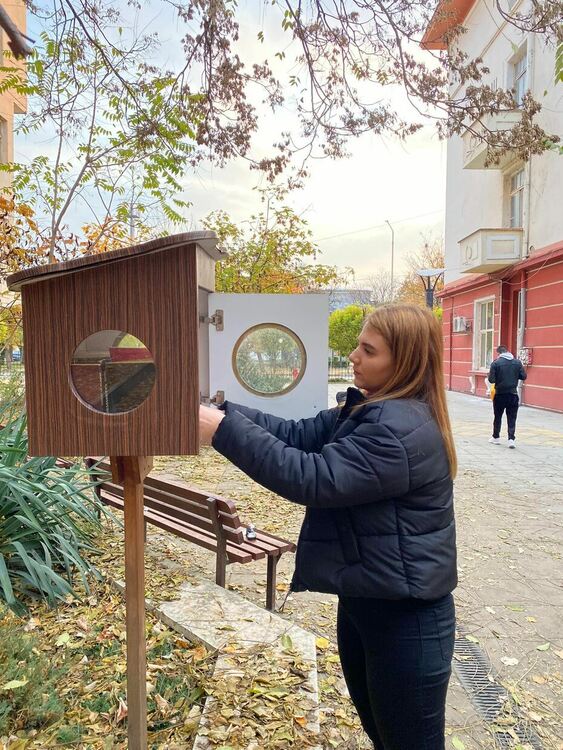За Деня на будителите младежи от ГЕРБ-СДС реставрираха и изпълниха с книги библиотеките на открито в Димитровград