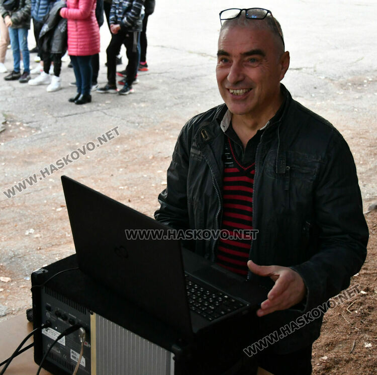 Заря, рецитал и факли в „Любен Каравелов“ за Деня на народните будители