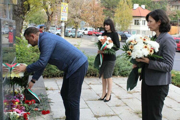 Цветя на признателност към делото на народните будители в Хасково