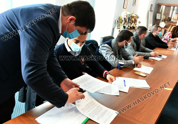 От днес започва подаването за гласуване на хората под карантина на изборите 2 в 1