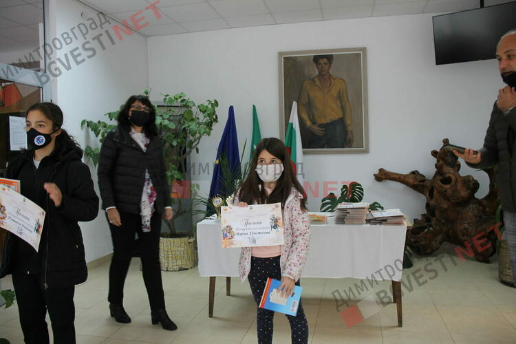 Наградиха отличените деца в Общинския конкурс за детска рисунка по българска народна приказка