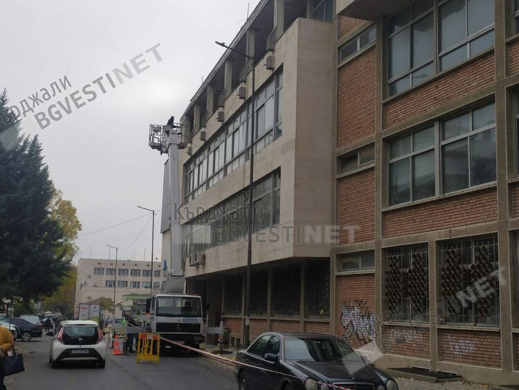 Обезопасяват фасадата на Пощата,къртят опасни парчета мазилка