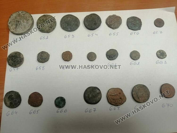 Извадиха  старинни монети и накити от акумулаторите на камион