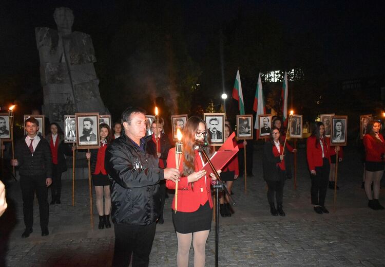 Славейковци отново с факелно шествие за будителите