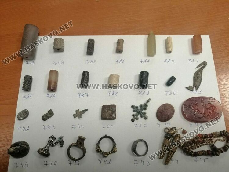 Извадиха  старинни монети и накити от акумулаторите на камион