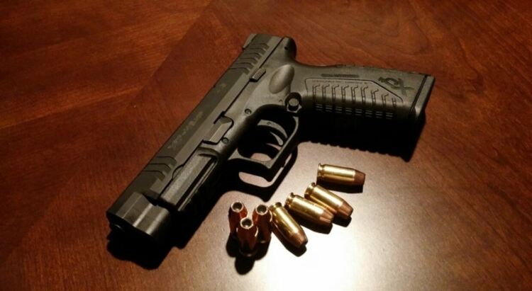 Деца задигнаха пистолет, задържаха мъж с незаконно оръжие и боеприпаси