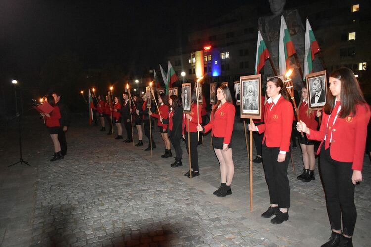 Славейковци отново с факелно шествие за будителите