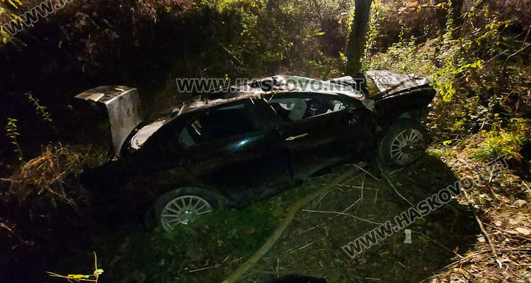 Издирват водач на обърната кола в дере