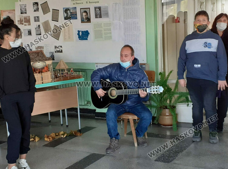 Есенна изложба със собствена продукция в Гимназията по транспорт и аграрни технологии