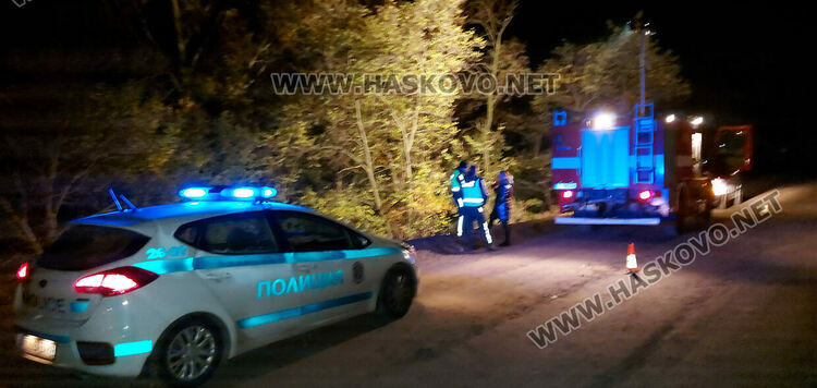 Издирват водач на обърната кола в дере