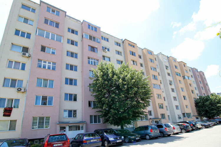 Делян Добрев: Ще продължим програмата за саниране без да променяме условията