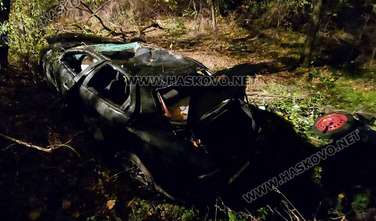 Издирват водач на обърната кола в дере