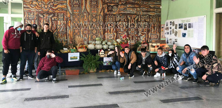 Есенна изложба със собствена продукция в Гимназията по транспорт и аграрни технологии