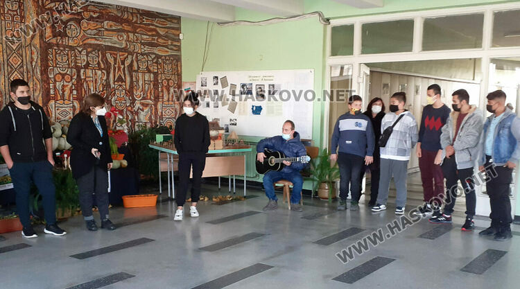 Есенна изложба със собствена продукция в Гимназията по транспорт и аграрни технологии