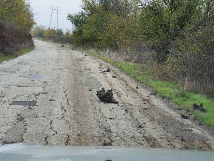 Кал по пътното платно застрашава движението между Първомай и Виница