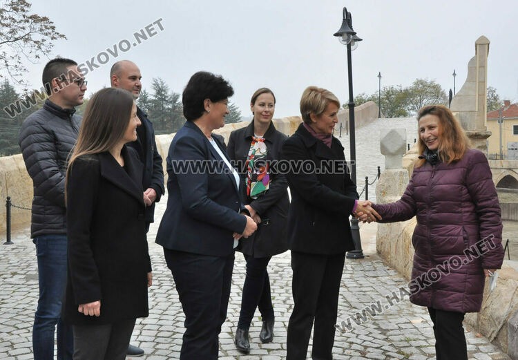 Невяна Митева в Харманли: Трябват конкретни стъпки за справяне със здравната криза