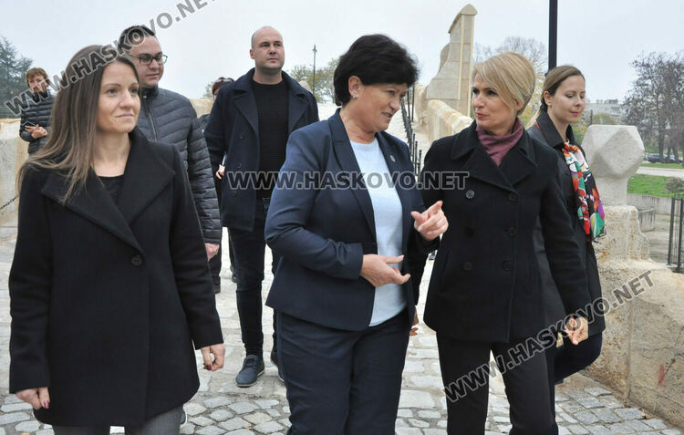 Невяна Митева в Харманли: Трябват конкретни стъпки за справяне със здравната криза