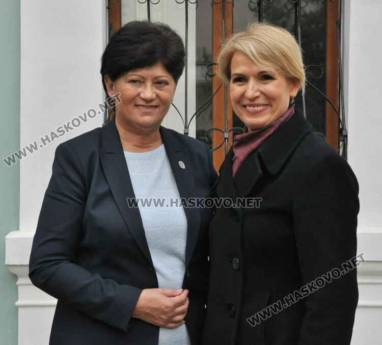 Невяна Митева в Харманли: Трябват конкретни стъпки за справяне със здравната криза