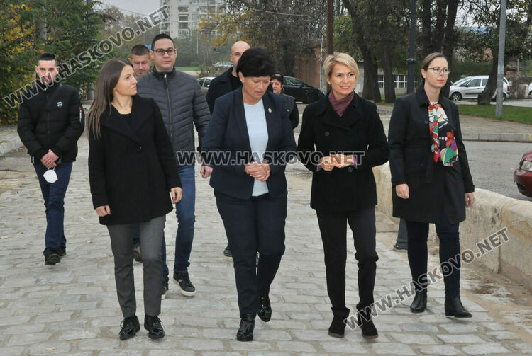 Невяна Митева в Харманли: Трябват конкретни стъпки за справяне със здравната криза