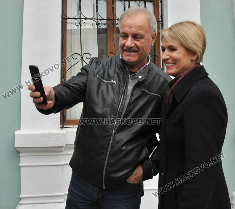 Невяна Митева в Харманли: Трябват конкретни стъпки за справяне със здравната криза