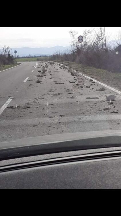 Кал по пътното платно застрашава движението между Първомай и Виница
