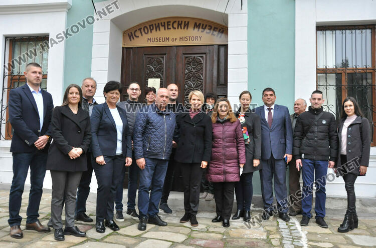 Невяна Митева в Харманли: Трябват конкретни стъпки за справяне със здравната криза