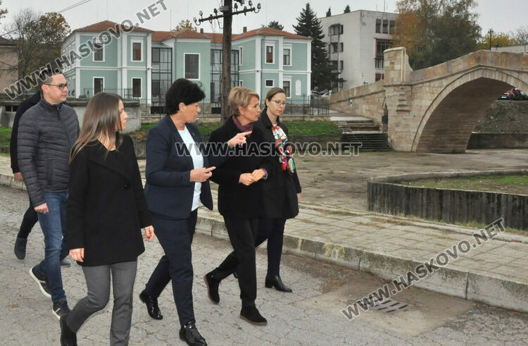 Невяна Митева в Харманли: Трябват конкретни стъпки за справяне със здравната криза