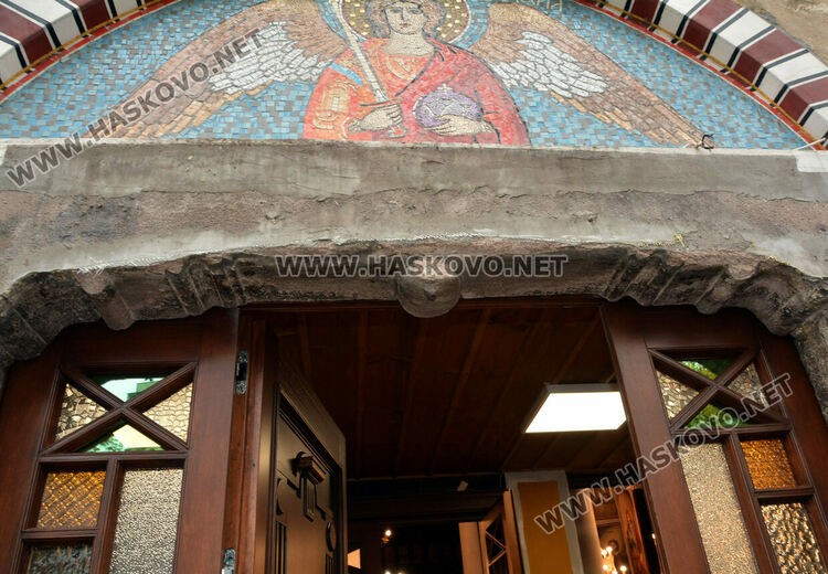 Деца месиха обредни хлябове в църквата „Св. Архангели Михаил и Гавраил“