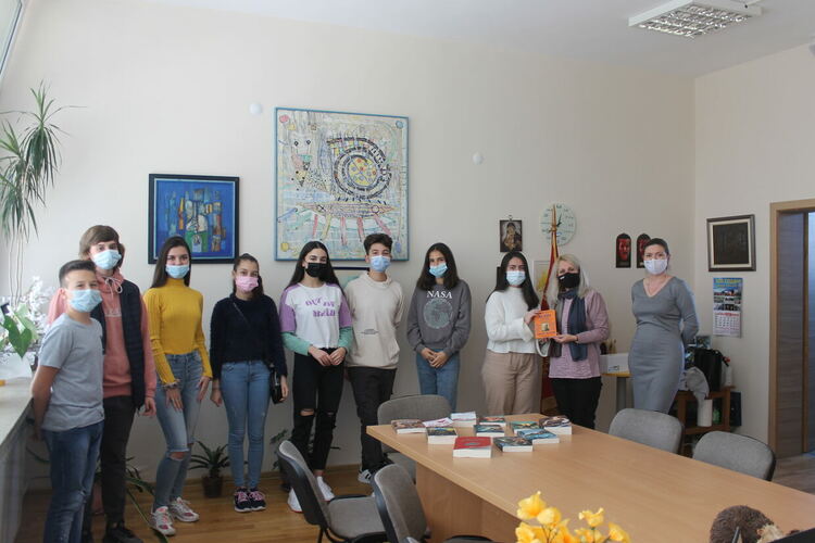 Деветокласниците от Езиковата гимназия активно се включиха в кампанията „Купи една книга. Дари я на своето училище!“