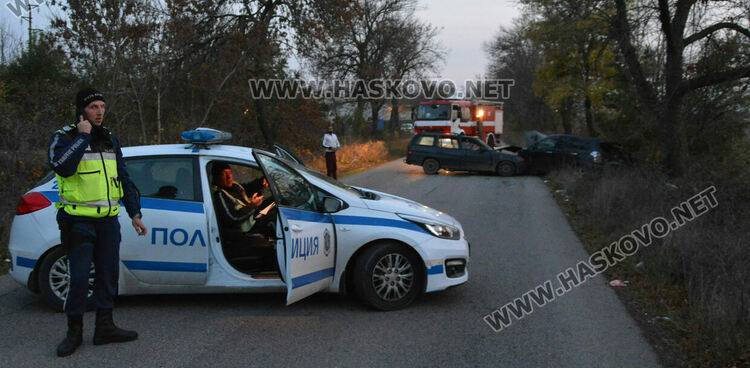 Тежка катастрофа с четирима пострадали затвори пътя за Войводово