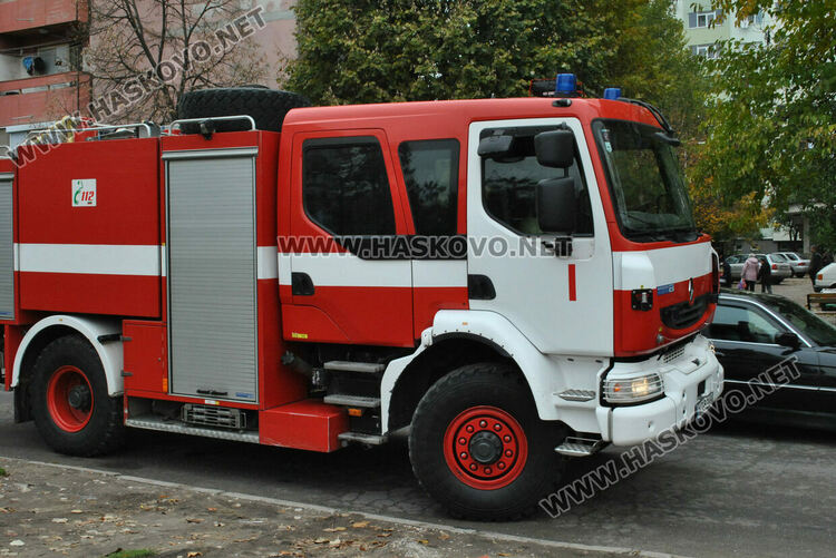 Непознати спасиха 20-годишна от скок от блок в „Бадема“