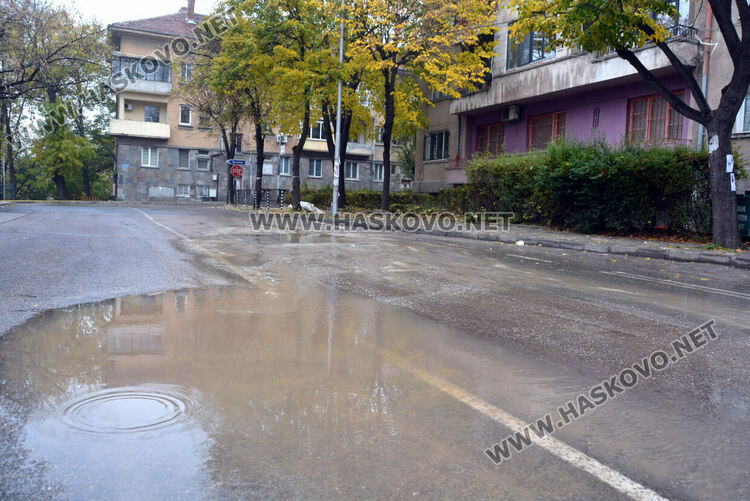 Вода бликна от спукана ВиК тръба до училище „Васил Левски“ в Хасково