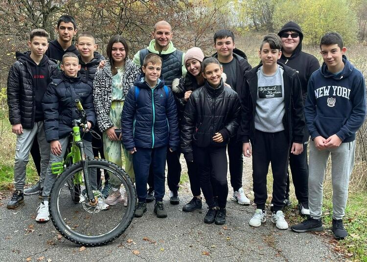 Електронна книга, спортни дейности, четене и награди за патронния празник на Гимназията по туризъм